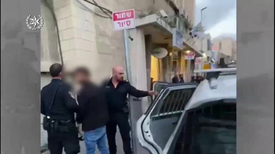 القدس : أشعل النار في الأعلام الإسرائيلية واعتقلته الشرطة